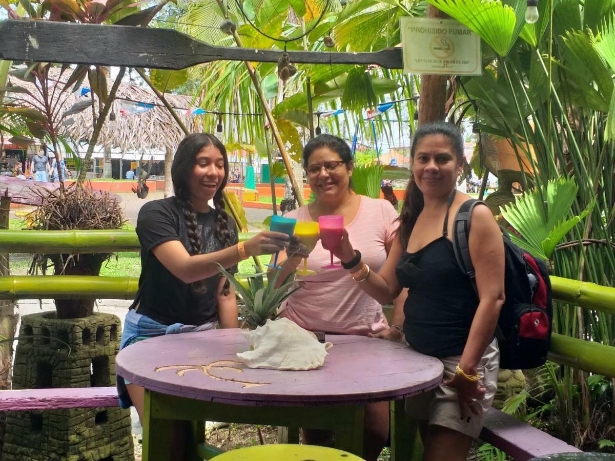 Coconut Hostel Bocas Town Zewnętrze zdjęcie